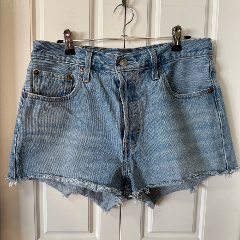 Levi’s 501 Light Wash Frayed Hem Denim Shorts (Size 29)